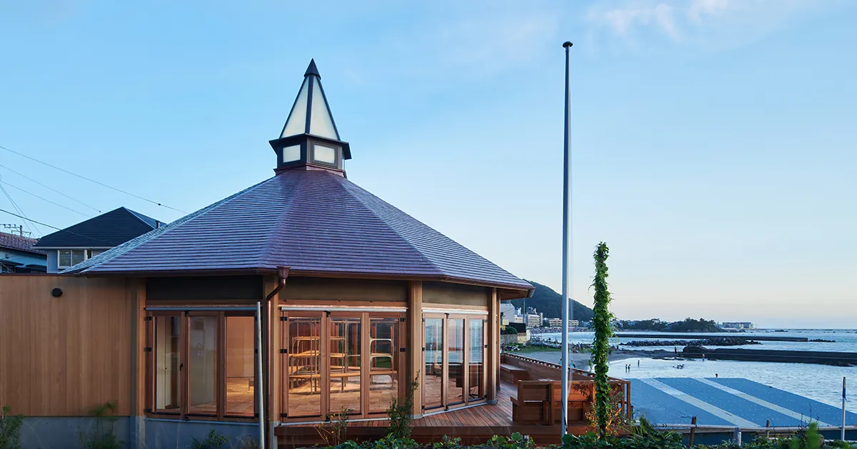 六角錐トップライト — 葉山